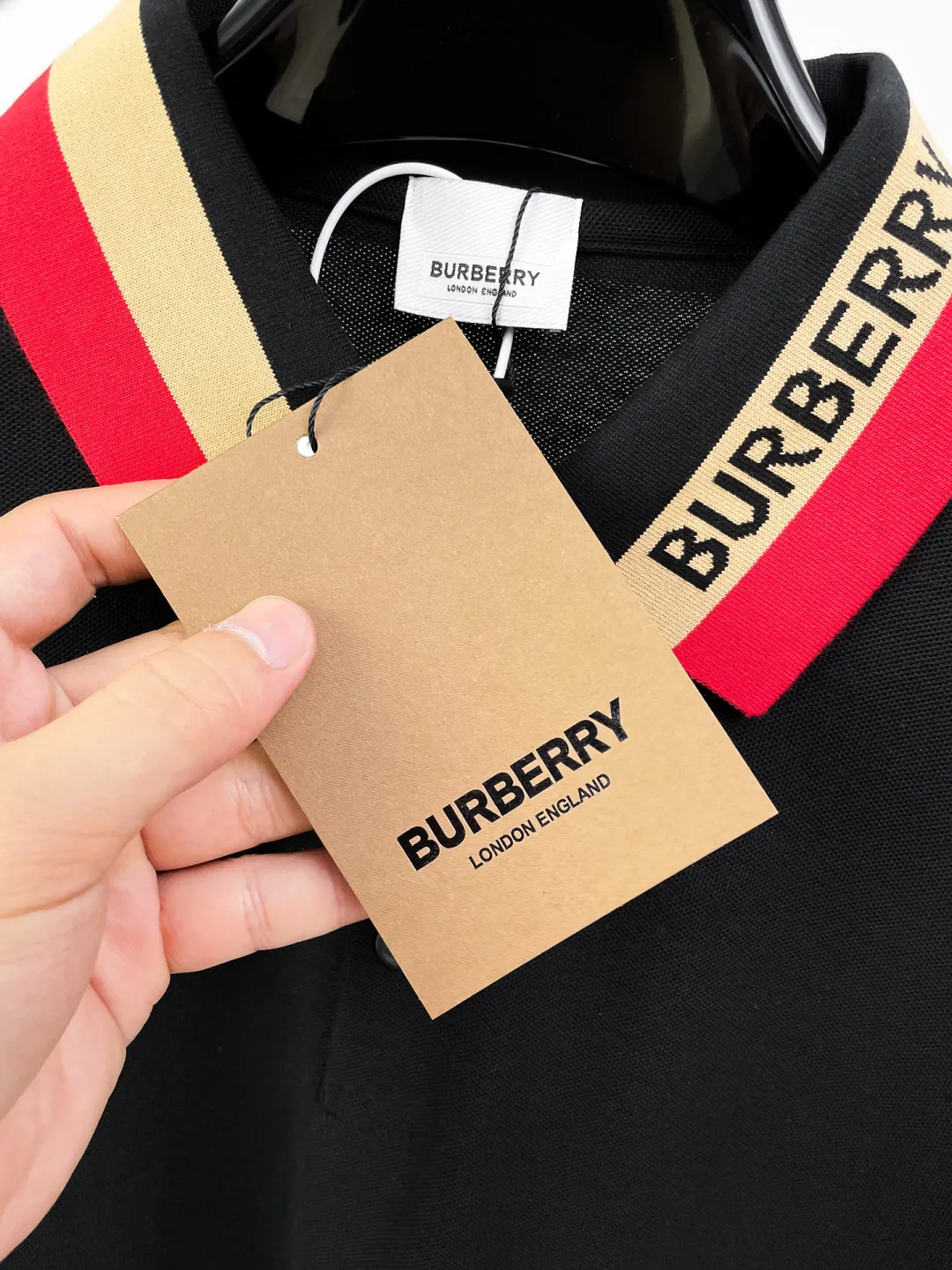 Burberry New Arrival long-sleeved Polo shirt, original fabric, official Same Style, made of 260 grams of pure cotton pique fabric, custom-made in the same vat, feels very comfortable and smooth, very wide and stylish, produced by a first-line brand Factory. The collar and collar ribs are woven with imported yarn and will not deform after long-term wear. The most New Arrival style in spring and summer, fashionable and individual, super Versatile and good-looking, very suitable for both men and women, a must-have style. Size: S-XXL